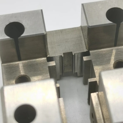 การแปรรูปชิ้นส่วนโลหะ cnc ที่ทําตามสั่งความแม่นยําสูง บริการบดสําหรับชิ้นส่วนเครื่อง